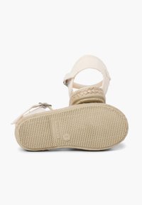 Beige Espadrille-Sandale mit geflochtenem Jutemittelsohle, verstellbarem Knöchelriemen, strukturiertem Gummisohle und weichem Leinenschaft.
