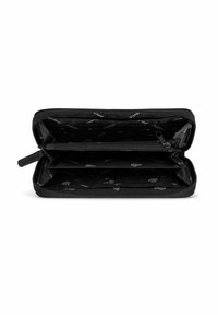 Cartera negra con cremallera, que cuenta con múltiples compartimentos y ranuras para tarjetas. El interior presenta un patrón de logo repetido sobre un fondo negro.