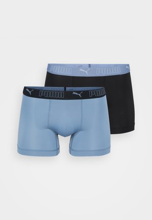 Dos pares de bóxers: uno azul claro y otro negro. Cada uno cuenta con una cinturilla en contraste con el logo de Puma en texto azul claro. Tejido suave.
