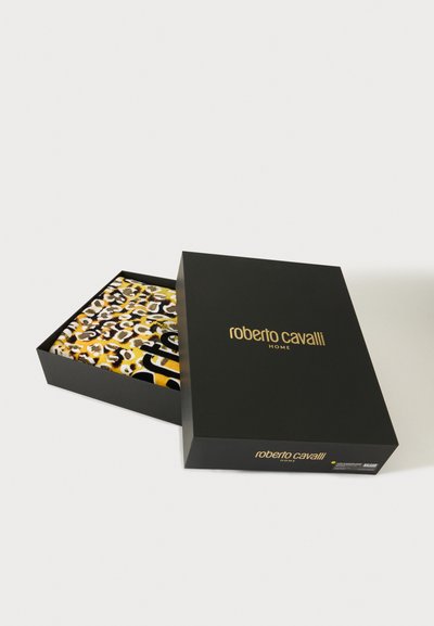 Μαύρο κουτί Roberto Cavalli Home με το καπάκι μισάνοιχτο, αποκαλύπτοντας ένα υφασμάτινο με λεοπάρ μοτίβο μέσα.