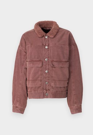 Jachetă din denim maro cu guler din blană sintetică, două buzunare frontale, închidere cu nasturi și manșoane lungi cu un croi relaxat. Textura pare moale.