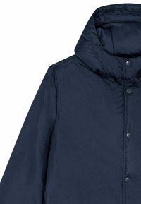 Donkerblauwe gewatteerde winterjas met hoge kraag en drukknoopsluiting, getoond van schouder tot midden torso op een witte achtergrond.