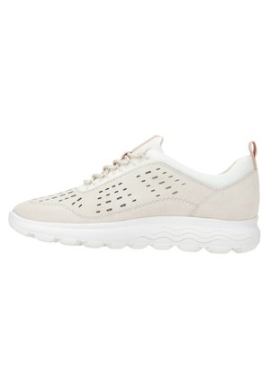Helle beigen Sportschuhe mit einem perforierten Wildleder-Obermaterial, weißer Gummisohle und passenden Schnürsenkeln. Verfügt über eine subtile Fersenschlaufe für ein einfaches Anziehen.