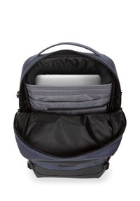 Zaino blu e nero con un ampio interno, scomparto imbottito per laptop e molteplici tasche. Presenta una superficie liscia e un materiale resistente.