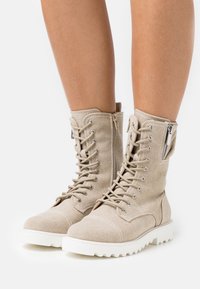 TWINSET Botines con cordones - nude