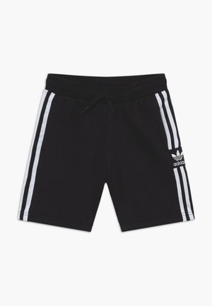 Czarne szorty Adidas z białymi bocznymi paskami, czarnym ściągaczem w talii z troczkiem oraz białym logo trefoil Adidas na prawej nogawce.