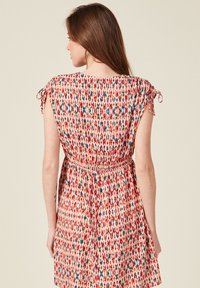 BONOBO Jeans FLIESSENDES GERADES MIT V AUSSCHNITT - Freizeitkleid - rouge corail