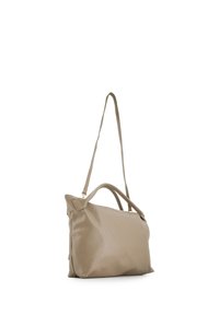Beige lederen tas met een textuur, voorzien van dubbele handvatten, een lange verstelbare schouderband en een minimalistisch ontwerp.