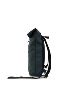 Waterdichte marineblauwe roll-top rugzak met een slank, rechthoekig ontwerp, verstelbare zwarte schouderbanden en een ritsvak aan de voorkant.