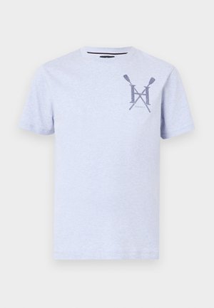 Light gray short-sleeve t-shirt made of soft cotton. Features a graphic design with crossed oars and "HACKett" in dark blue on the chest.