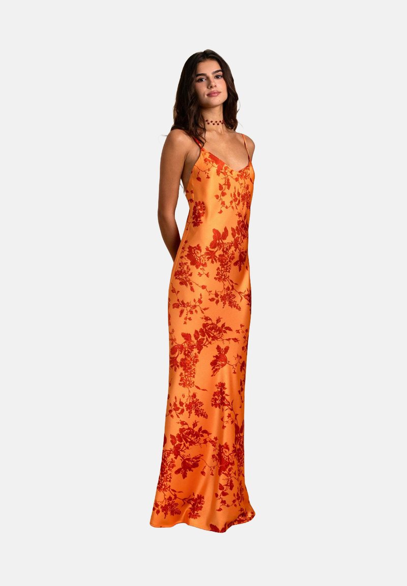Satin-Kleid mit dünnen Trägern, mit orangefarbenem Hintergrund und roten Blumenmustern. Bodenlang mit figurbetontem Schnitt.