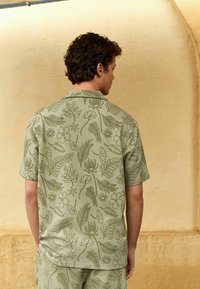 Next TEXTURED SHORT SLEEVE - Camisa - green leaf print