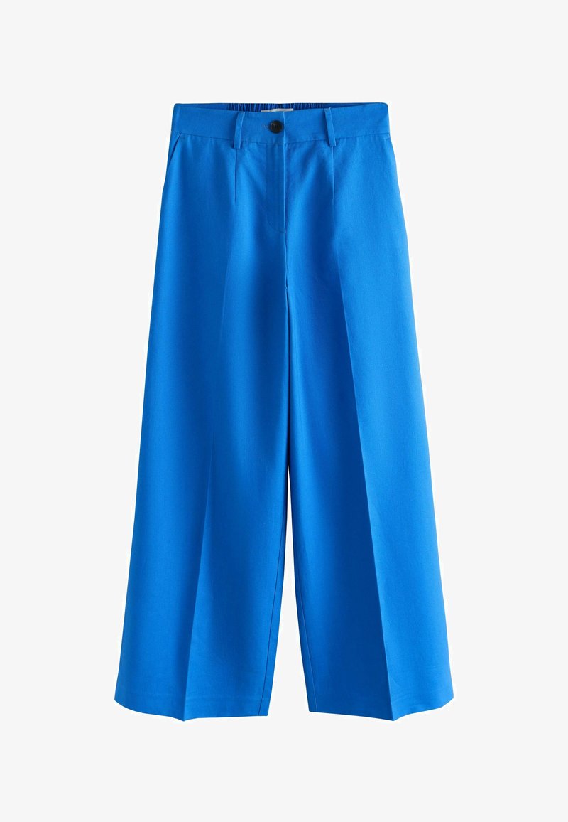 Felle blauwe wijde broek met hoge taille, riemlussen, een zwarte knoop en voorklappen, weergegeven op een witte achtergrond.