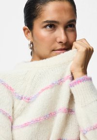 Pieces PCNELIA LS O-NECK BC - Pulóver - birch/pink/purple