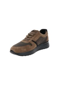 Brązowe zamszowe i skórzane sneakersy z zaokrąglonym noskiem, sznurowanym zapięciem i czarną gumową podeszwą; charakteryzują się kontrastową teksturą na bocznych panelach.