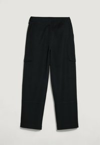 Zwarte cargo broek met rechte pijpen, flapzakken aan de zijkanten en ceintuurlussen rond de taille.