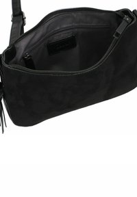 Bolso bandolera de ante negro con cierre de cremallera, exterior texturizado y bolsillo interior. Presenta una correa y un forro de cuero suave.