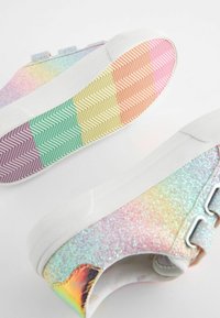 Sneaker pastello glitterati con una suola in gomma sfumata nei colori rosa, giallo, verde e viola. Presentano chiusure a strappo e superficie texturizzata.
