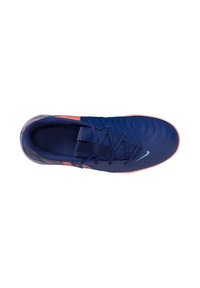 Scarpa sportiva blu navy con tomaia testurizzata, dettagli rosa vicino al tallone e chiusura con lacci scuri. Design della suola curvata e leggera.
