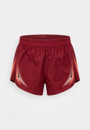 Rote Nike Laufshorts mit elastischem Bund, weißem Farbverlauf an den Seiten und schwarzen Nike Swoosh-Logos auf beiden Beinen.