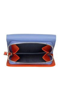 Portafoglio in pelle con esterno blu e interno arancione. Presenta una chiusura con zip e diversi scomparti per carte. Fodera in tessuto texturizzato.
