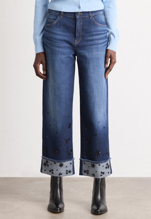 - Wide leg