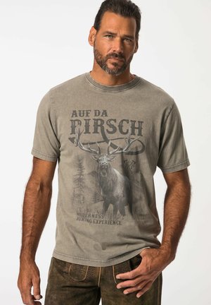 Camiseta de algodón gris con un gráfico en el frente de un ciervo, texto "A uf da Pirsch" y detalles de un paisaje rústico. Mangas cortas, cuello redondo.