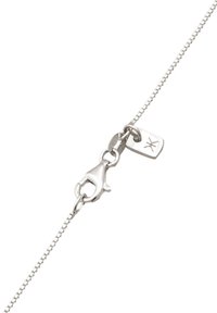 Sølv metalarmbånd kæde med en klipslås, prydet med et lille rektangulært skilt indgraveret med et symbol. Glat overflade og skinnende finish.