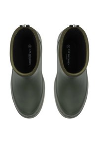 Zelené gumové kotníkové boty s hladkým povrchem, zdobené olivově zeleným lemem a poutkem pro snadné obouvání. Vnitřní podšívka je černá.