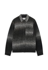 Camisa chaqueta abotonada en degradado negro y gris, hecha de lana afieltrada, que presenta un collar, un bolsillo en el pecho y una superficie texturizada.