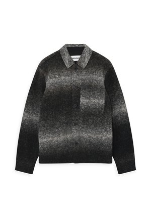 Melna un pelēka gradienta pogājamā krekla jaka, izgatavota no filcētas vilnas, ar apkakli, krūšu kabatu un struktūru virsmu.