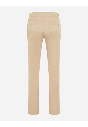 Beige gerade geschnittene Hose mit zwei Gesäßtaschen, Gürtelschlaufen und einem "Brax"-Etikett am Bund, von hinten gesehen.