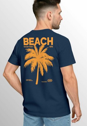 BACK SOMMER FUN MIT PALMEN RETRO TYPOGRAFIE - Print T-shirt - navy/orange