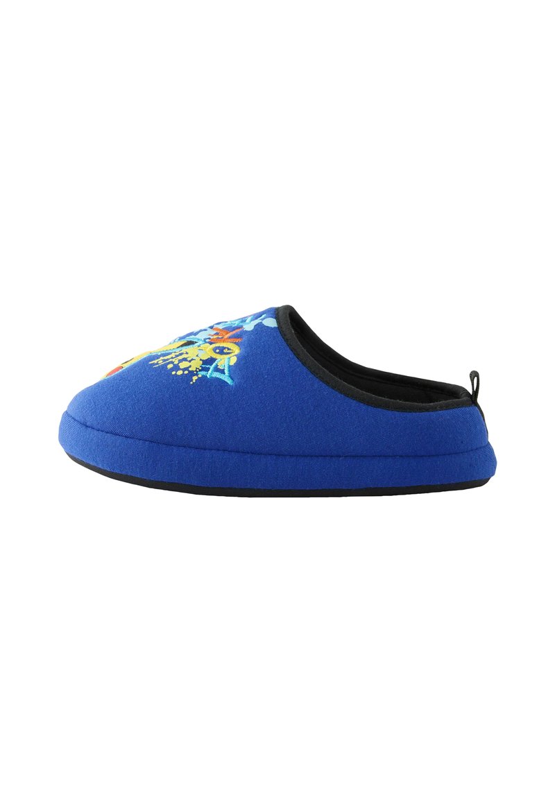 Blå stofslipper med sort kant, prydet med farverig blomsterbroderi på overdelen. Tekstureret sål for greb; slip-on design.