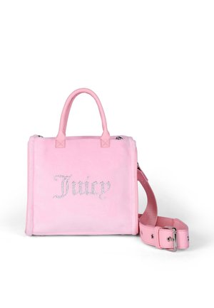 Borsa a tracolla in finte pelliccia rosa con texture in suede, caratterizzata da una forma rettangolare. La scritta "Juicy" in strass è presente sulla parte anteriore e include una tracolla rimovibile.