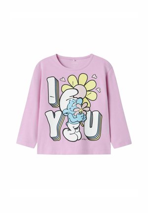 T-shirt a maniche lunghe in cotone rosa chiaro con un personaggio dei cartoni animati che tiene un fiore, con il testo in bianco e nero "TI ❤️ AMO".