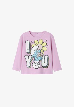 Langärmliges T-Shirt aus leichtem, rosa Baumwollstoff mit einer Cartoonfigur, die eine Blume hält. Darauf steht in fettem Schwarz und Weiß der Text "I ❤️ YOU."