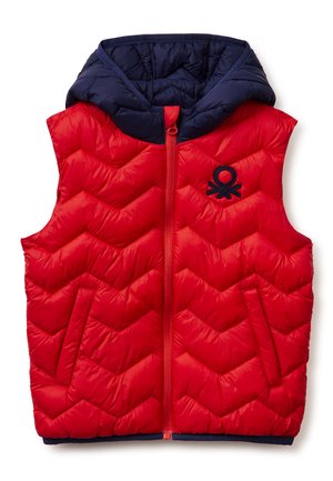 Rood doorgestikt mouwloos donzen vest met ritssluiting aan de voorkant, zijzakken, een marineblauwe capuchon en een zwart geborduurd logo op de borst.