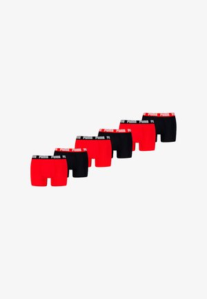 Puma Boxershorts-Set in Rot und Schwarz. Weicher Stoff, körpernahe Passform, elastische Bundbänder mit Puma-Logo und eine Mischung aus einfarbigen Farben.