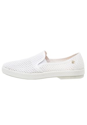 Białe buty typu slip-on wykonane z materiału siatkowego, z teksturowaną podeszwą, bez widocznych sznurowadeł i z małym logo z boku.