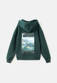 Donkergroene hoodie met een capuchon, met een rechthoekige afbeelding op de achterkant die bergen, water en een tent afbeeldt, samen met tekst.