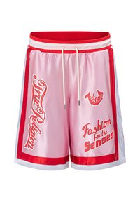 Różowe sportowe szorty z satyny z czerwono-białą lamówką, białym sznurkiem i czerwonym napisem "True Religion", "est. 2002" oraz "Fashion for the Senses."