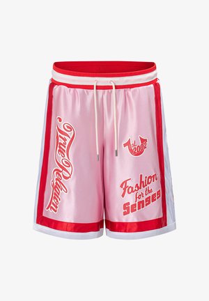 Rosa Satin-Sportshorts mit rotem und weißem Rand, weißem Kordelzug und rotem Schriftzug mit den Worten „True Religion“, „est. 2002“ und „Fashion for the Senses.“