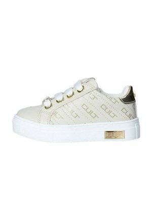 Sneaker sintetico crema con accenti dorati. Presenta un design testurizzato impresso con la parola "CULT" e una suola in gomma bianca.