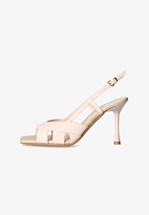 Sandalo slingback in pelle verniciata beige con punta aperta, soletta intrecciata, cinturino regolabile alla caviglia e tacco alto sottile su sfondo bianco.
