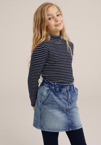 Temno modra in bela črtasta majica z dolgimi rokavi, kombinirana s svetlo kartonasto krilom, ki ima zategnjen pas, stranske žepke in ravno rez.