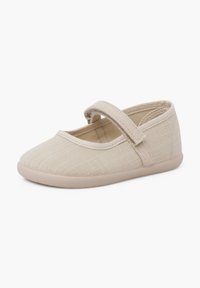 Zapato Mary Jane de lona beige con una correa de gancho y bucle, punta redondeada y suela flexible; parte superior texturizada y forro suave.
