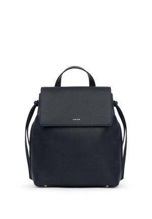 Zaino in pelle blu navy con manico superiore, chiusura a patta, coulisse laterali e piccolo logo dorato "MIRIADE" sul davanti.