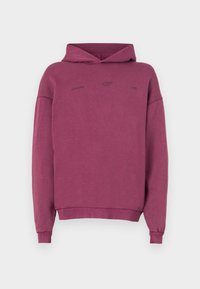 Felpa color bordeaux con una texture morbida, dotata di una tasca a canguro frontale, maniche lunghe e cappuccio regolabile con cordino. Dettaglio del logo stampato in serigrafia sopra la tasca.