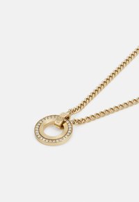 Gouden ketting met een ronde hanger die een met kristallen versierde buitenring en een gladde binnenring heeft.